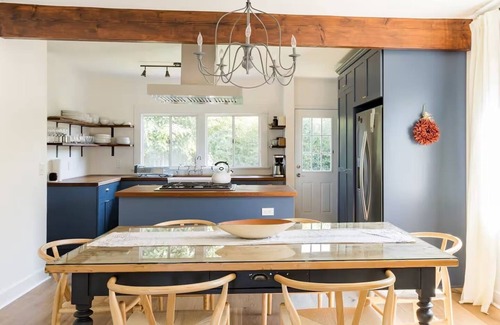 Ventura Cottage | Updated Beach Cottage with Cedar Hot-tub 15 min walk to both beach and downtown!