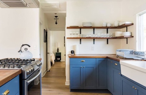 Ventura Cottage | Updated Beach Cottage with Cedar Hot-tub 15 min walk to both beach and downtown!