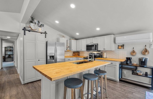 La Pine House | Updated Beauty has Queen Suite, Acreage, Pickleball Court and Peacocks!