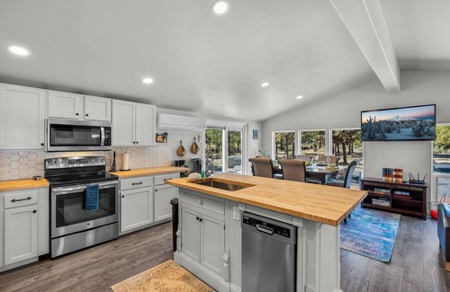 La Pine House | Updated Beauty has Queen Suite, Acreage, Pickleball Court and Peacocks!
