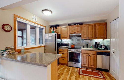 Maple City Condo | Updated, charming condo near Lake Michigan with porch, washer/dryer, fireplace