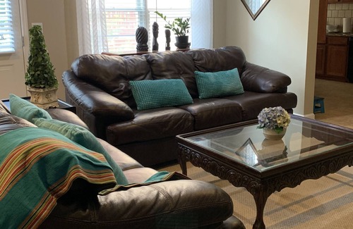 Tyrone House | 🌼 Updated Clean, Cozy, Comfy, King bed, close to Airport and Pinewood Studios!