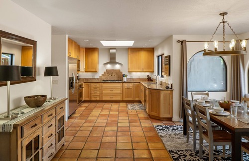 West Sedona House | UPDATED, CLEAN, MODERN retreat, close to hiking, with stunning views.