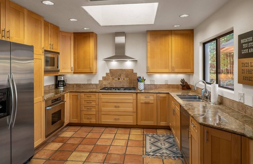 West Sedona House | UPDATED, CLEAN, MODERN retreat, close to hiking, with stunning views.