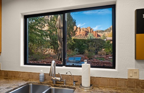 West Sedona House | UPDATED, CLEAN, MODERN retreat, close to hiking, with stunning views.