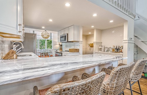 Southport Condo | Updated condo with balcony view of the golf course! Community Pool