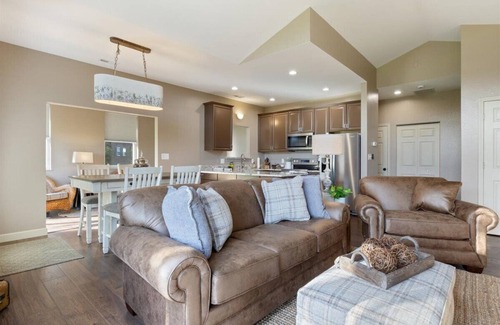 Camdenton House | Updated Golf Cottage in Old Kinderhook w/Pickleball, Pool & Lake Access