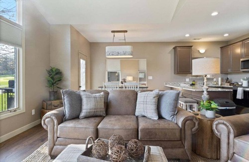 Camdenton House | Updated Golf Cottage in Old Kinderhook w/Pickleball, Pool & Lake Access