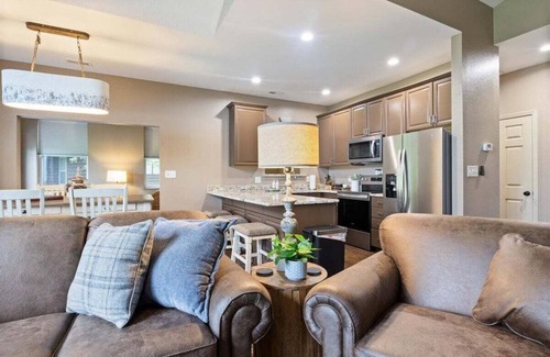 Camdenton House | Updated Golf Cottage in Old Kinderhook w/Pickleball, Pool & Lake Access