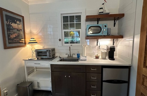 Morehead City House | Updated Guest House in Beaufort Historic District-Walkable to Front Street!