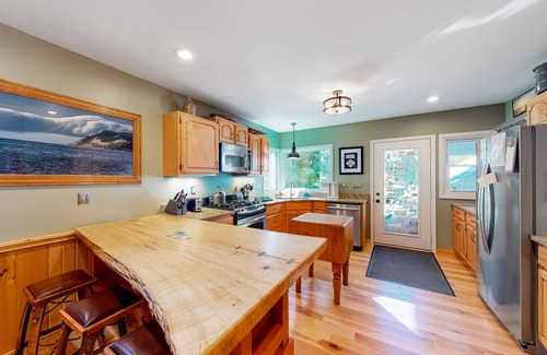 Empire House | Updated historical cottage near the beach with a fireplace, washer/dryer, AC