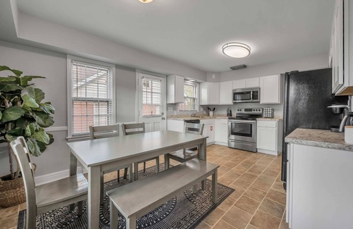Lexington House | Updated Home | Downtown | Luxe Beds | Ping Pong