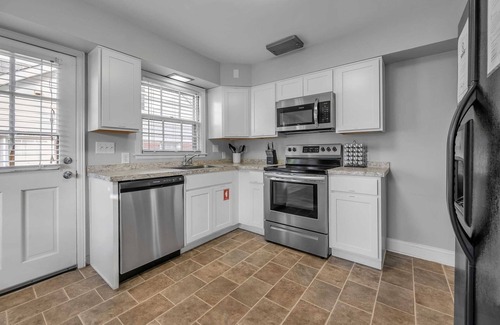 Lexington House | Updated Home | Downtown | Luxe Beds | Ping Pong