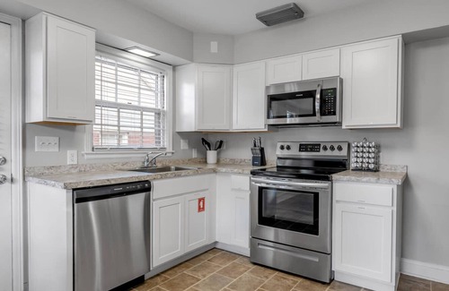 Lexington House | Updated Home | Downtown | Luxe Beds | Ping Pong