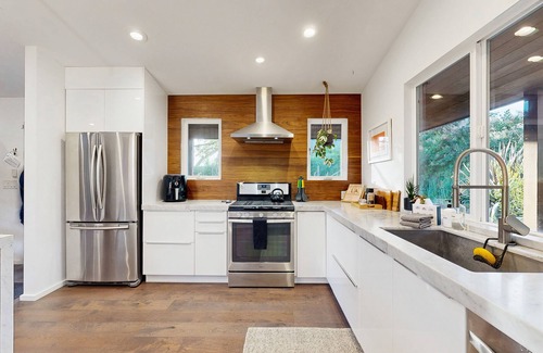 Healdsburg House | Updated home w/bocce ball court, large yard, deck & grill - Russian River views