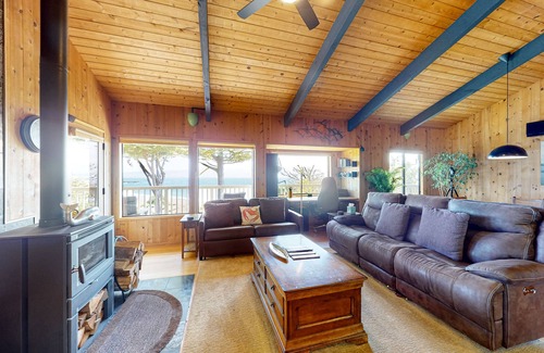 Gualala House | Updated home with ocean views, private hot tub, fire table, outdoor kitchen