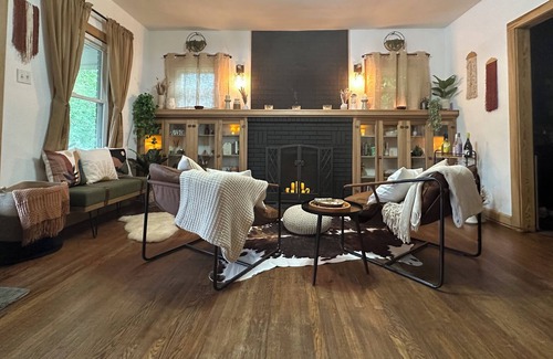 Mapleton/Fall Creek House | UPDATED Large 1910 Home! Remodel! Fast WiFi. Spacious. Fireplace.