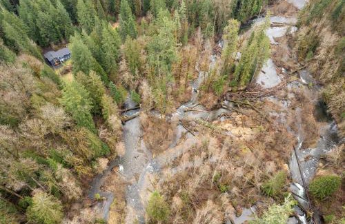 McKenzie Bridge House | Updated Large River Front Home With Hot Tub