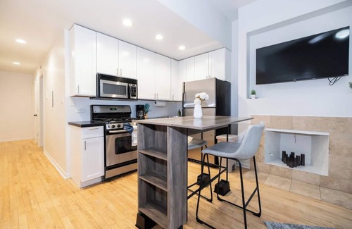 Park West Apartment | Updated, Prime Location, Parking Avail. - LP