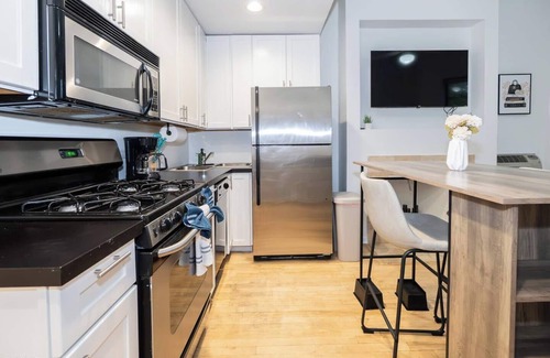 Park West Apartment | Updated, Prime Location, Parking Avail. - LP