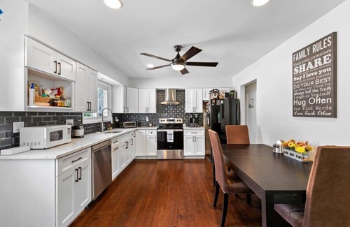 West Haven House | Updated ranch Home 4 minutes from the beach on a quiet end street.