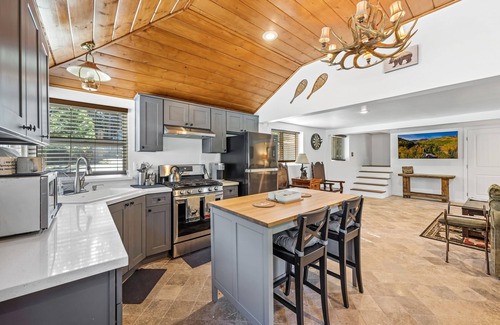 Lake Arrowhead Cabin | Updated Romantic Cabin close to Lake and shoppings Tesla Charger & huge parking