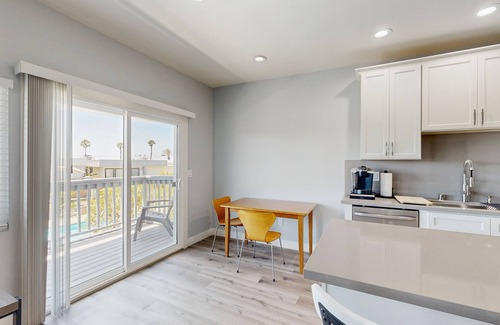 Port Hueneme House | Updated townhome in gated community w/shared pool & jacuzzi - walk to beach