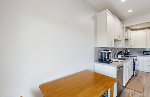 Port Hueneme House | Updated townhome in gated community w/shared pool & jacuzzi - walk to beach