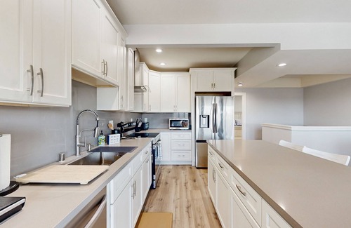 Port Hueneme House | Updated townhome in gated community w/shared pool & jacuzzi - walk to beach
