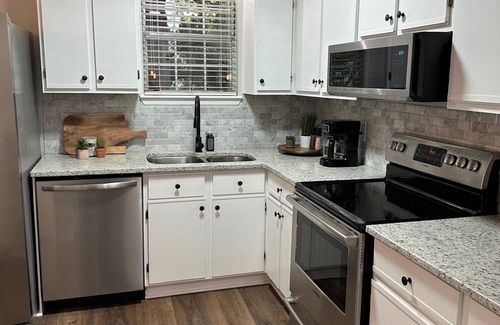 Columbia House | Updated Townhome Close to I20/26