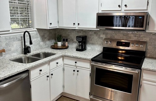 Columbia House | Updated Townhome Close to I20/26