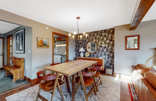 Quechee House | Updated townhome with excellent Green Mountains views - AC, office