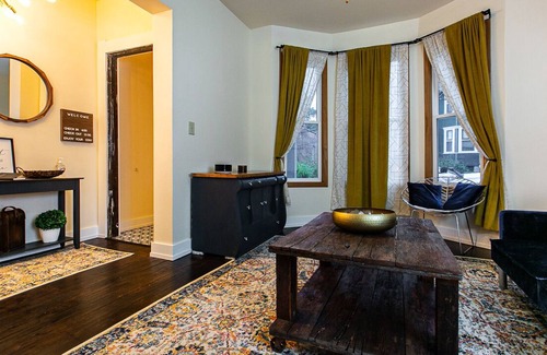 Dubuque House | Updated townhouse minutes from downtown