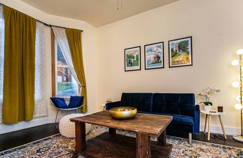 Dubuque House | Updated townhouse minutes from downtown