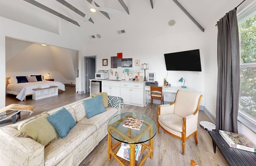 Summerhill Apartment | Updated walk-up apartment with private patio - close to zoo and ballpark