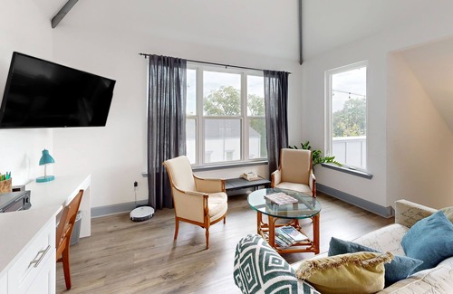 Summerhill Apartment | Updated walk-up apartment with private patio - close to zoo and ballpark
