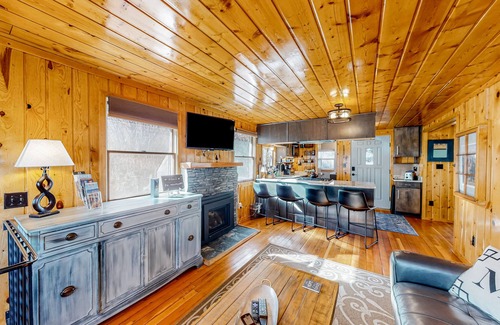 Green Mountain Falls House | Updated, woodsy cabin with mountain view, deck & fireplace - near Pikes Peak