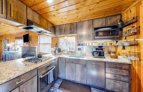 Green Mountain Falls House | Updated, woodsy cabin with mountain view, deck & fireplace - near Pikes Peak