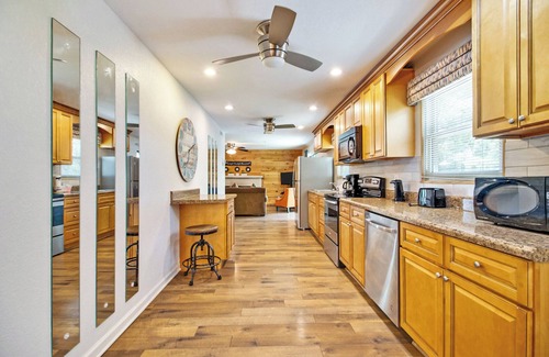 Lake Tansi Condo | Upgraded 3BR, Living Room, Fireplace, Kitchen