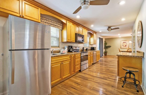 Lake Tansi Condo | Upgraded 3BR, Living Room, Fireplace, Kitchen