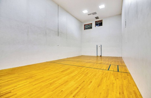 Lake Tansi Condo | Upgraded 3BR, Living Room, Fireplace, Kitchen