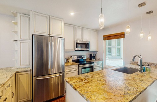 Eagle-Vail Condo | Upgraded condo w/large windows, golf on-site, shared tennis, & basketball