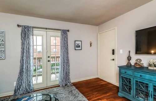 West Plaza House | Upgraded Plaza One King Bedroom