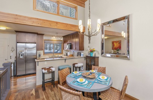 Telluride Condo | UPGRADES IN PROGRESS TIL 12/15. Decorator 2B/2B Steps f/Town Park; deck, FP
