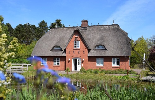 Norddorf Apartment | Upper floor apartment on 2 levels, up to 4 persons, with beach chair in the garden