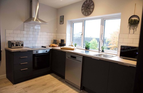 Trafford Apartment | Upper Gathering Sale | Nr Manchester Sleeps 9