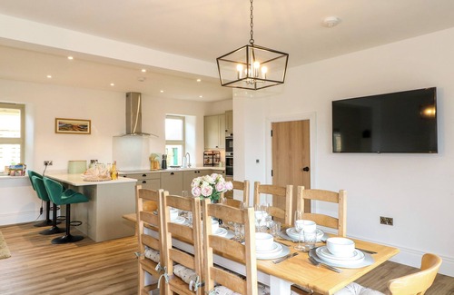Hulme End Cottage | UPPER HURST FARMHOUSE, family friendly, with hot tub in Hartington