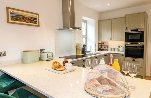 Hulme End Cottage | UPPER HURST FARMHOUSE, family friendly, with hot tub in Hartington