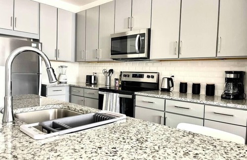 North Hyde Park Apartment | Upscale 1/1 King Pad Pool ParkFree UT