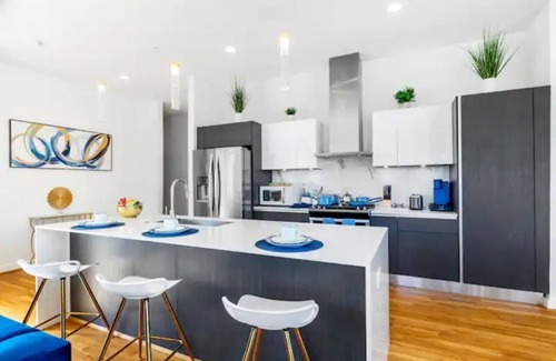 Cedars House | Upscale 2BR 4story Condo Downtown Dallas w/Rooftop Terrace & Skyline View